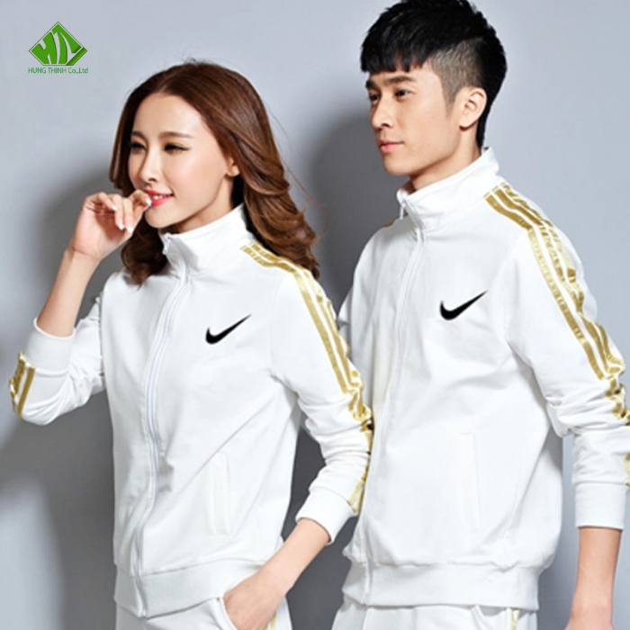 Ao khoac gio the thao mau trang tron phoi soc vang