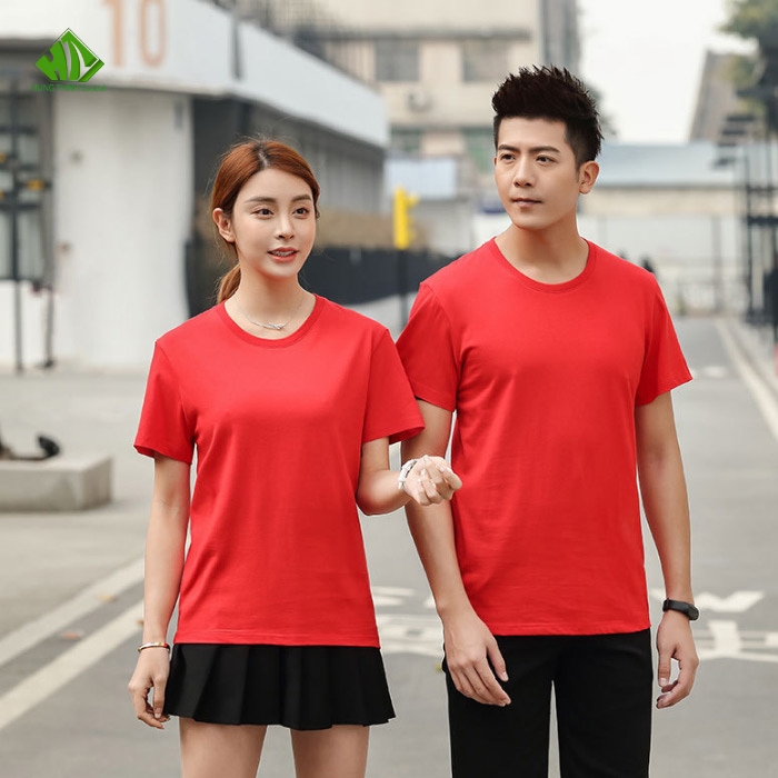 Ao thun dong phuc co tron mau do (2)