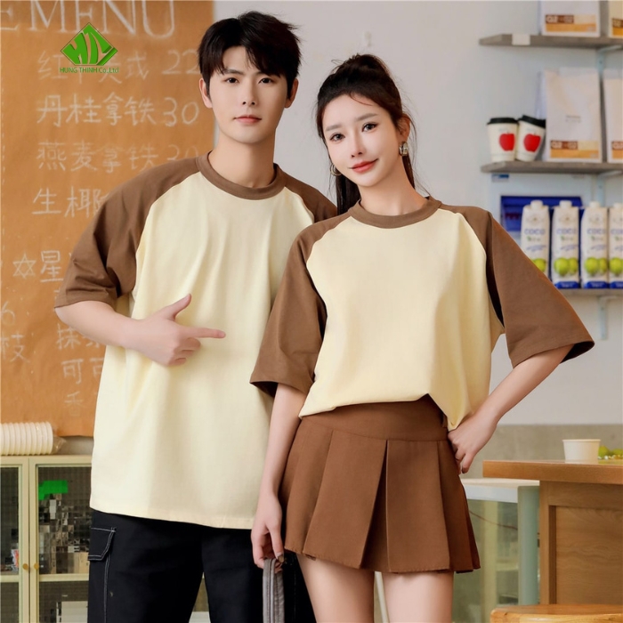 Ao thun dong phuc co tron mau kem phoi nau dam