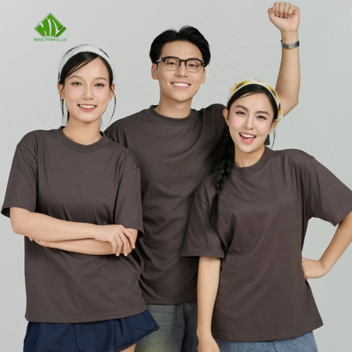 Ao thun dong phuc co tron mau xam but chi (1)