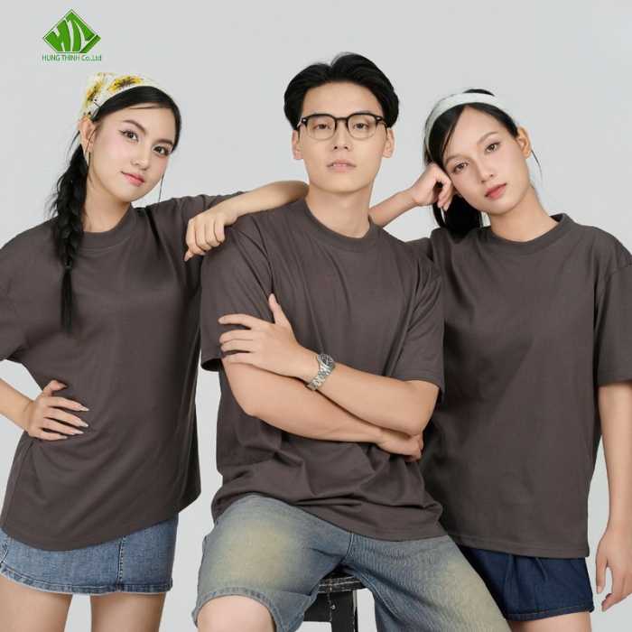 Ao thun dong phuc co tron mau xam but chi (2)