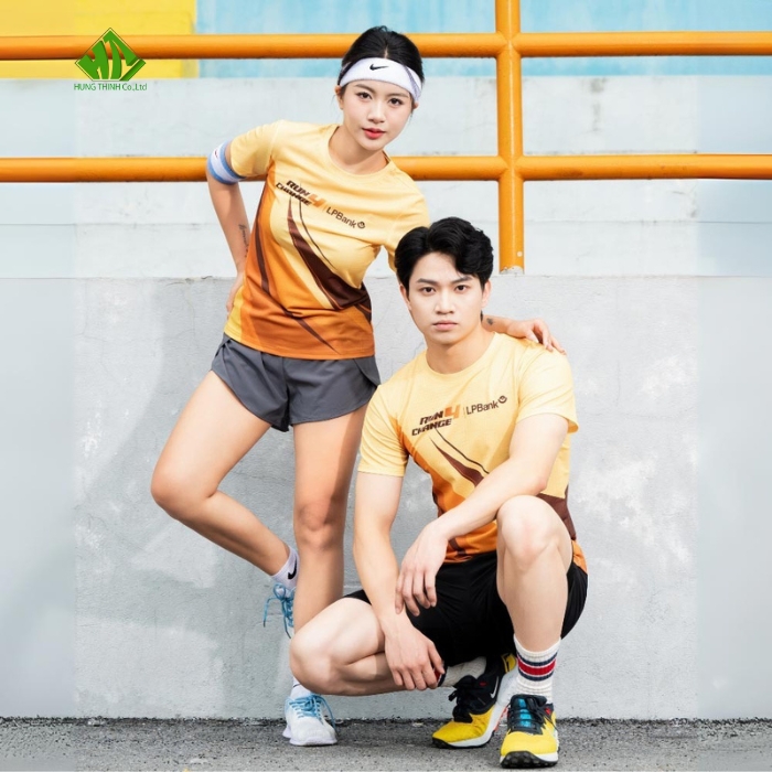 Ao thun dong phuc quang cao mau vang phoi cam (2)