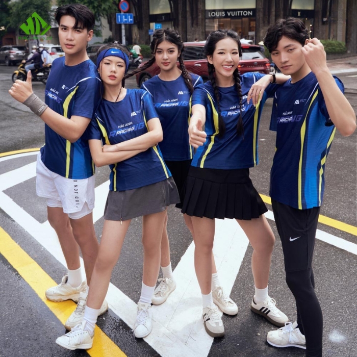 Ao thun dong phuc quang cao mau xanh navy phoi soc vang (2)