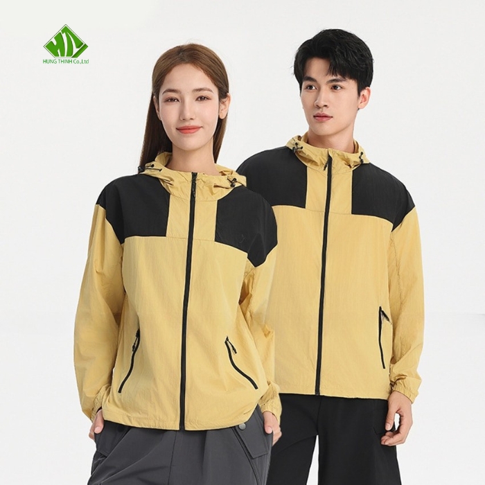 Ao gio dong phuc mau vang nhat phoi den