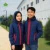 Áo khoác đồng phục màu xanh navy phối đỏ 2 Ao khoac dong phuc mau xanh navy phopi do