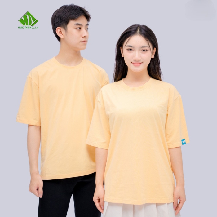 Ao thun dong phuc co tron mau vang nhat