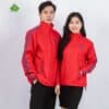 Áo khoác đồng phục màu đỏ tươi phối viền xanh dương 1 Ao thun dong phuc mau do tuoi phoi vien xanh duong